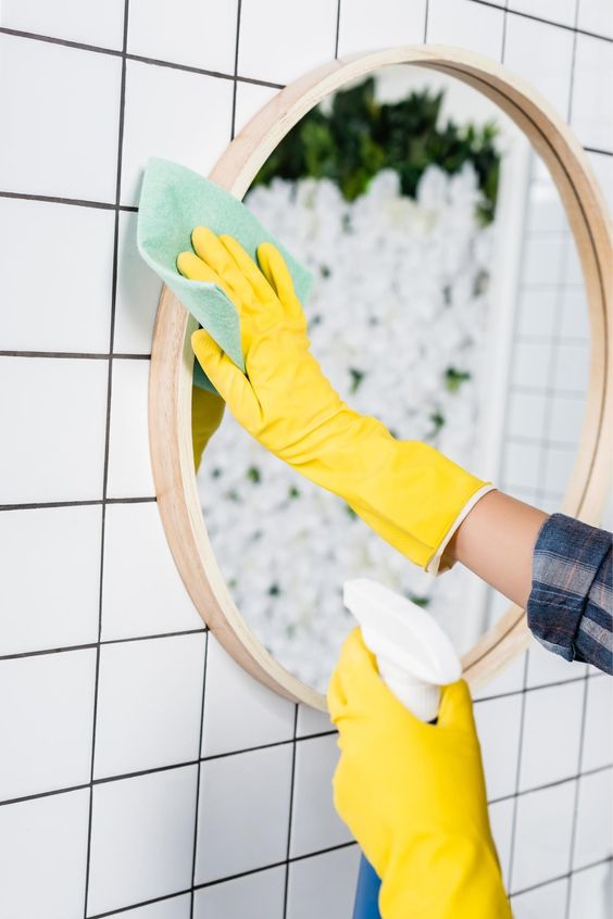 How To Clean A Mirror So It’s As Clear As New